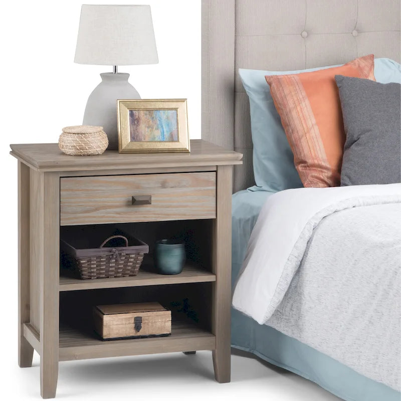 Tavolino comodino WYNDENHALL Stratford in LEGNO MASSELLO largo 61 cm
