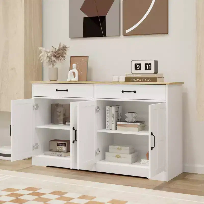 Credenza AndMakers in legno bianco da 55,91 pollici con ante dal design Shaker