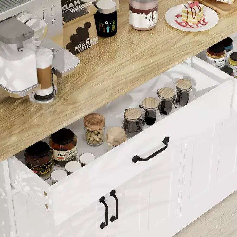 Credenza AndMakers in legno bianco da 55,91 pollici con ante dal design Shaker