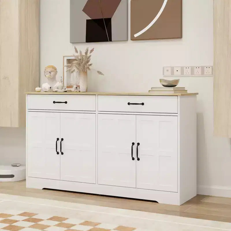 Credenza AndMakers in legno bianco da 55,91 pollici con ante dal design Shaker