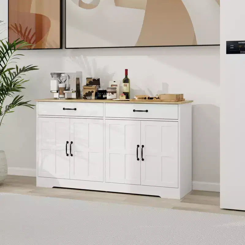 Credenza AndMakers in legno bianco da 55,91 pollici con ante dal design Shaker