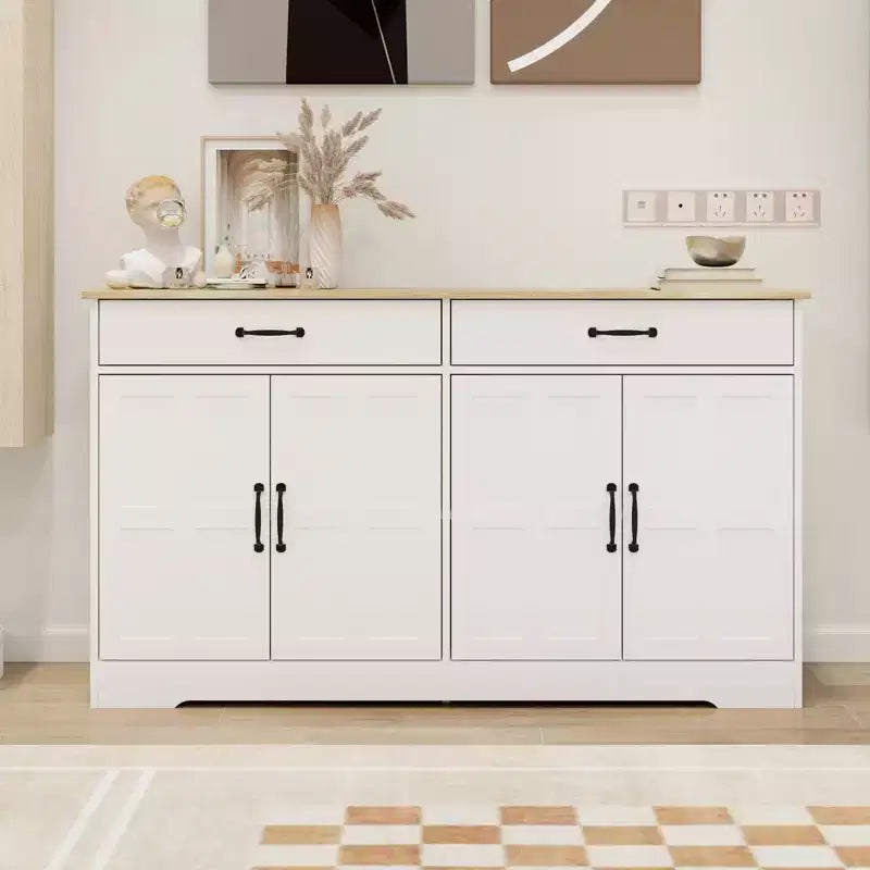 Credenza AndMakers in legno bianco da 55,91 pollici con ante dal design Shaker