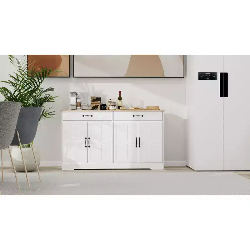 Credenza AndMakers in legno bianco da 55,91 pollici con ante dal design Shaker