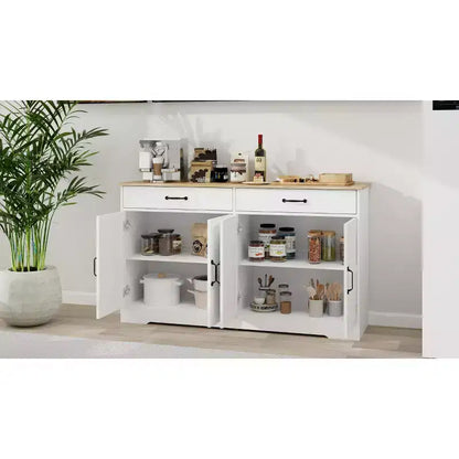 Credenza AndMakers in legno bianco da 55,91 pollici con ante dal design Shaker