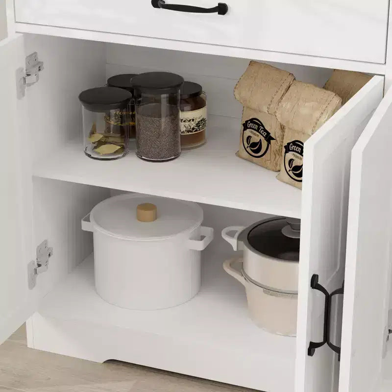 Credenza AndMakers in legno bianco da 55,91 pollici con ante dal design Shaker