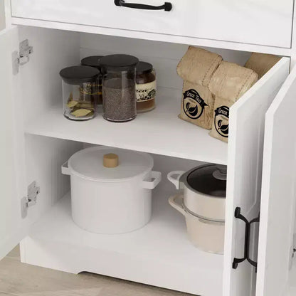 Credenza AndMakers in legno bianco da 55,91 pollici con ante dal design Shaker