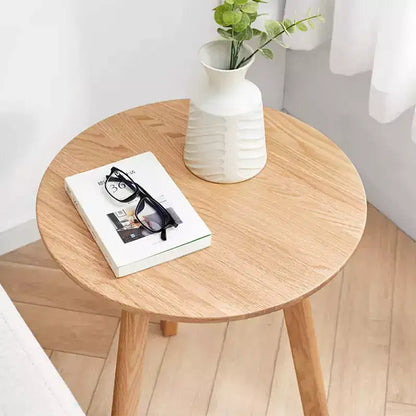 GDFStudio Wallis Tavolino rotondo con tre gambe in rovere massello, altezza 19,7, stile minimalista