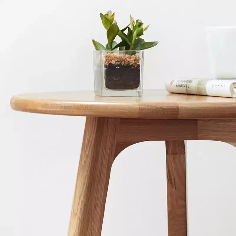 GDFStudio Wallis Tavolino rotondo con tre gambe in rovere massello, altezza 19,7, stile minimalista