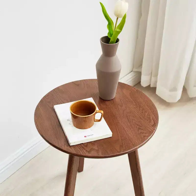 GDFStudio Wallis Tavolino rotondo con tre gambe in rovere massello, altezza 19,7, stile minimalista