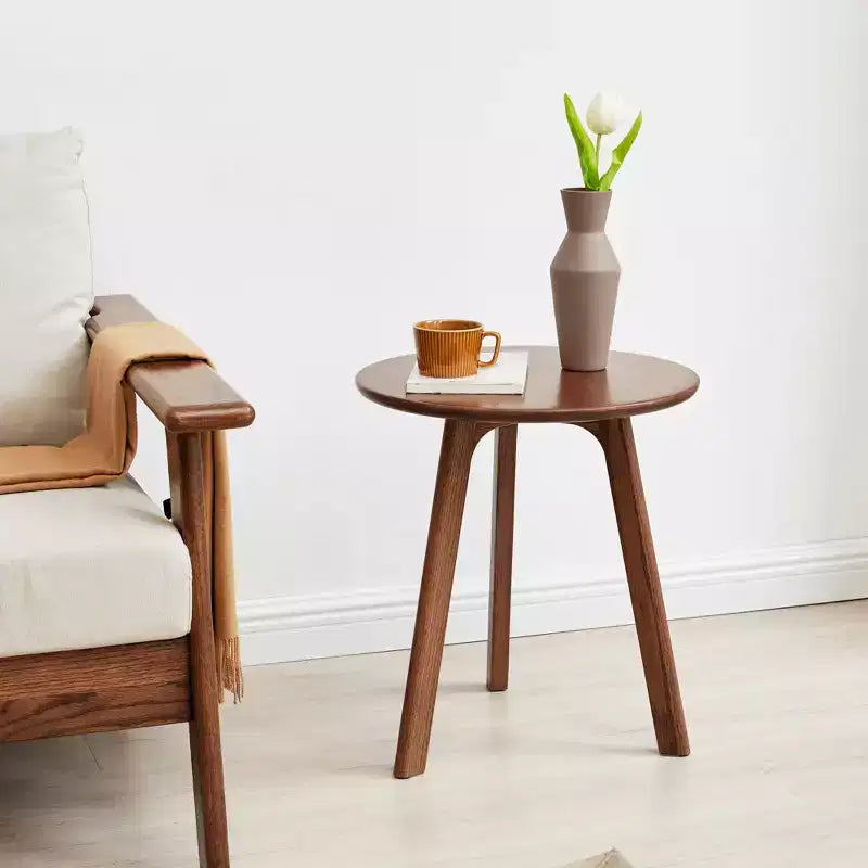 GDFStudio Wallis Tavolino rotondo con tre gambe in rovere massello, altezza 19,7, stile minimalista