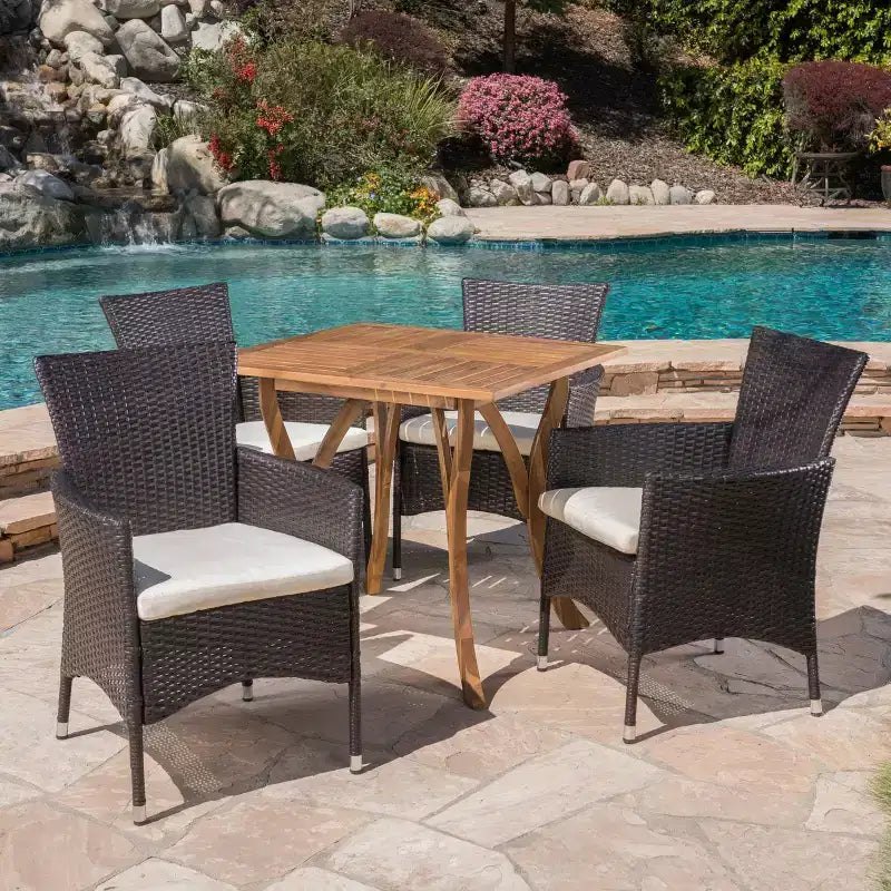 Set da pranzo a 5 pezzi Christopher Knight Home Tyson da esterno in legno di acacia e vimini con cuscini