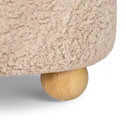 Poggiapiedi contenitore Namesake Tuffet con piedini a sfera in legno e coperchio sollevabile