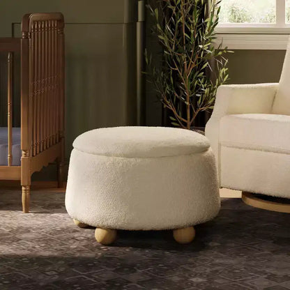 Poggiapiedi contenitore Namesake Tuffet con piedini a sfera in legno e coperchio sollevabile