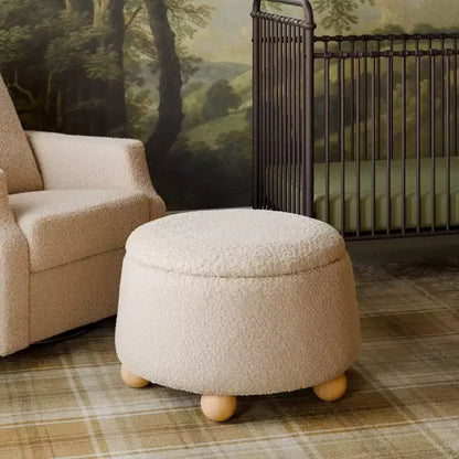 Poggiapiedi contenitore Namesake Tuffet con piedini a sfera in legno e coperchio sollevabile
