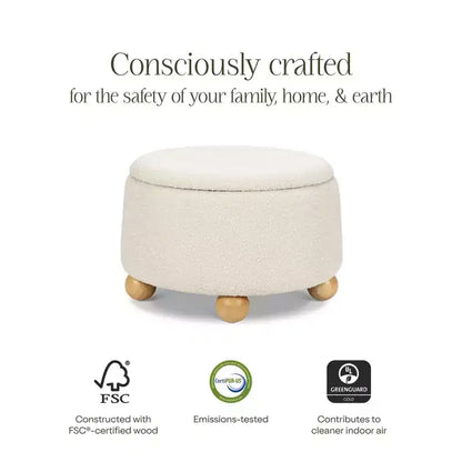 Poggiapiedi contenitore Namesake Tuffet con piedini a sfera in legno e coperchio sollevabile