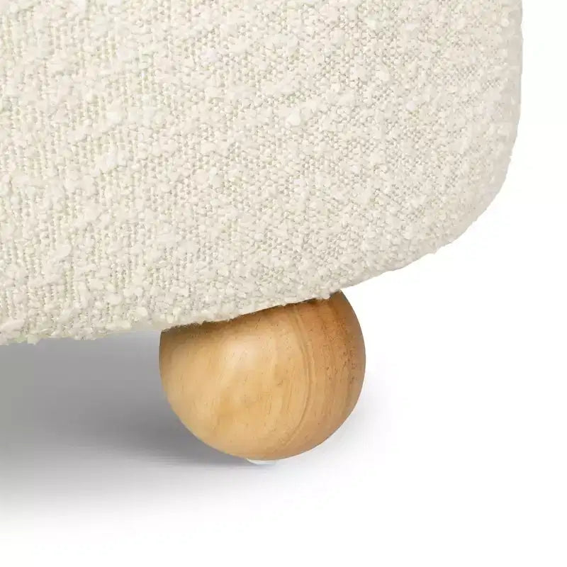 Poggiapiedi contenitore Namesake Tuffet con piedini a sfera in legno e coperchio sollevabile