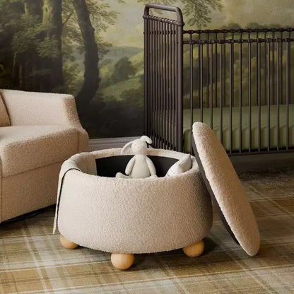 Poggiapiedi contenitore Namesake Tuffet con piedini a sfera in legno e coperchio sollevabile