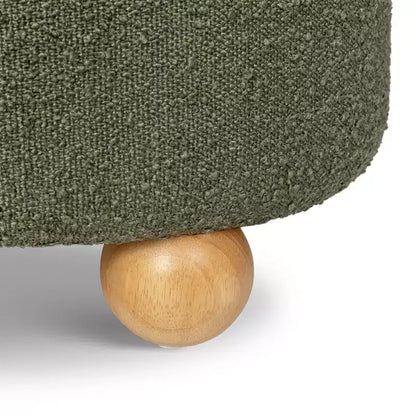 Poggiapiedi contenitore Namesake Tuffet con piedini a sfera in legno e coperchio sollevabile