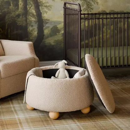 Poggiapiedi contenitore Namesake Tuffet con piedini a sfera in legno e coperchio sollevabile