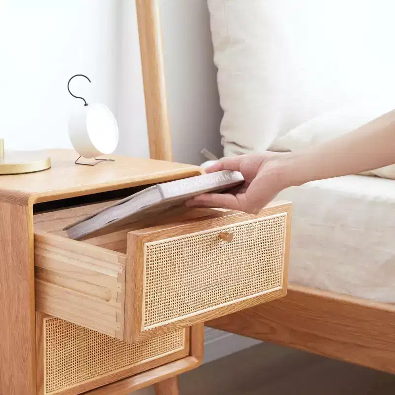 Comodino in puro rovere massiccio con 2 cassetti, mobiletto in legno con frontali in rattan, tavolino laterale minimalista - Panipeachy