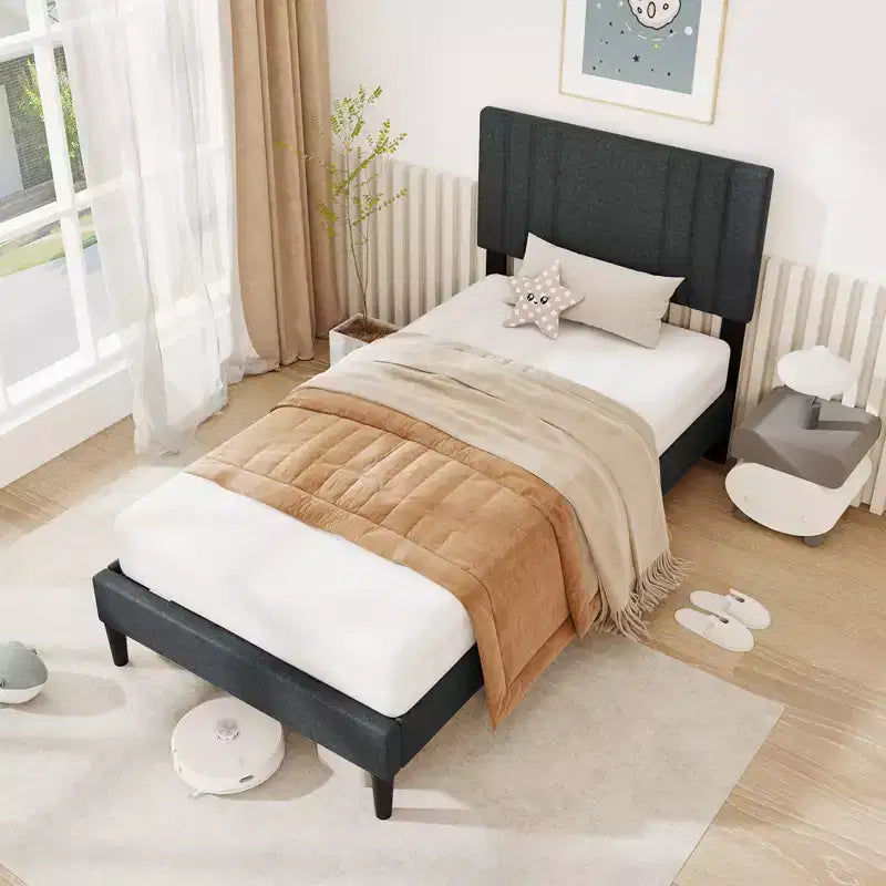 Struttura letto Costway per materasso singolo, a una piazza e mezza o matrimoniale con testiera trapuntata a canali verticali e doghe in legno