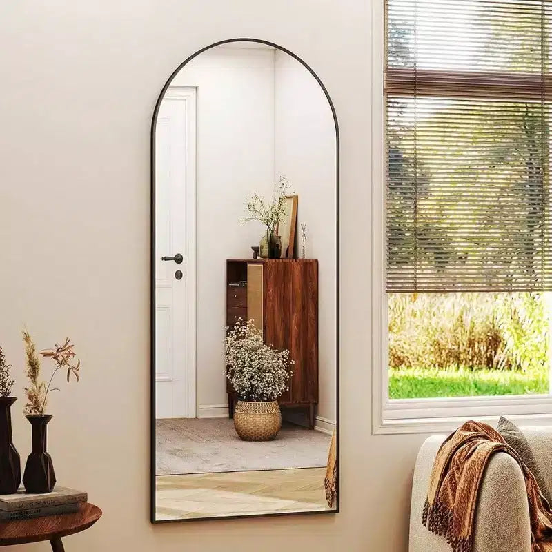 Specchio a figura intera ad arco da 56 pollici con cornice in lega di alluminio nero, specchio da terra o da parete, grande specchiera.