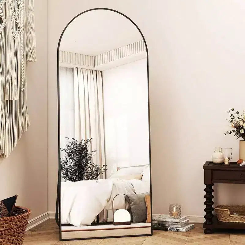 Specchio a figura intera ad arco da 56 pollici con cornice in lega di alluminio nero, specchio da terra o da parete, grande specchiera.