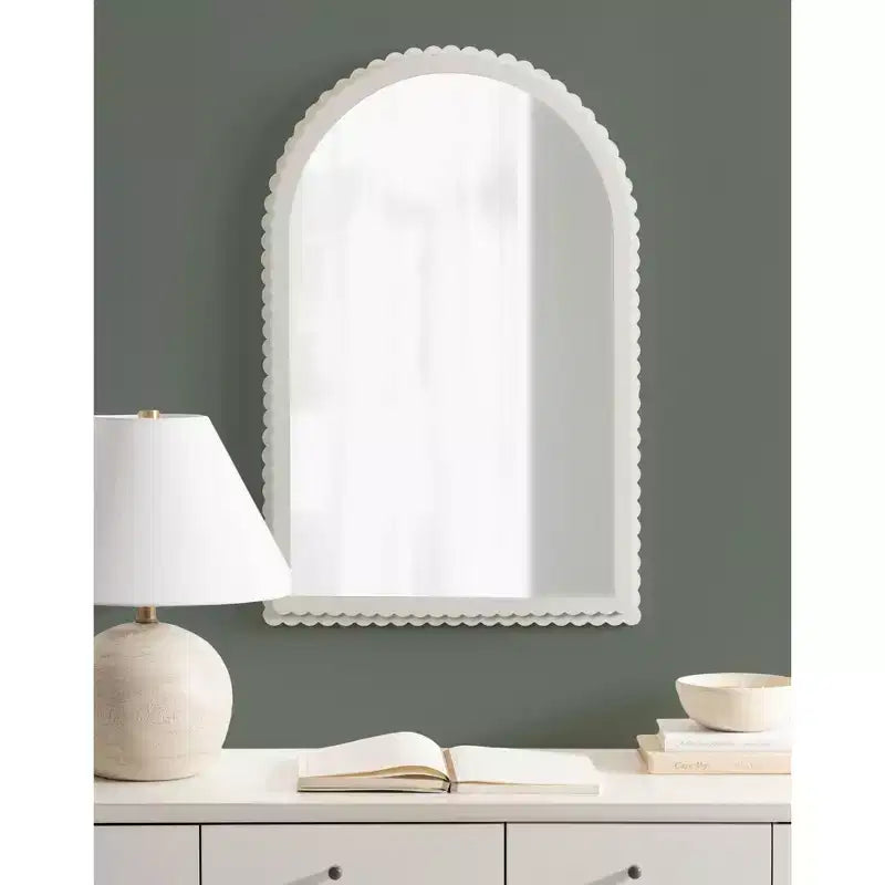 Specchio ad arco in legno Scallia Kate and Laurel, bianco, 20x30