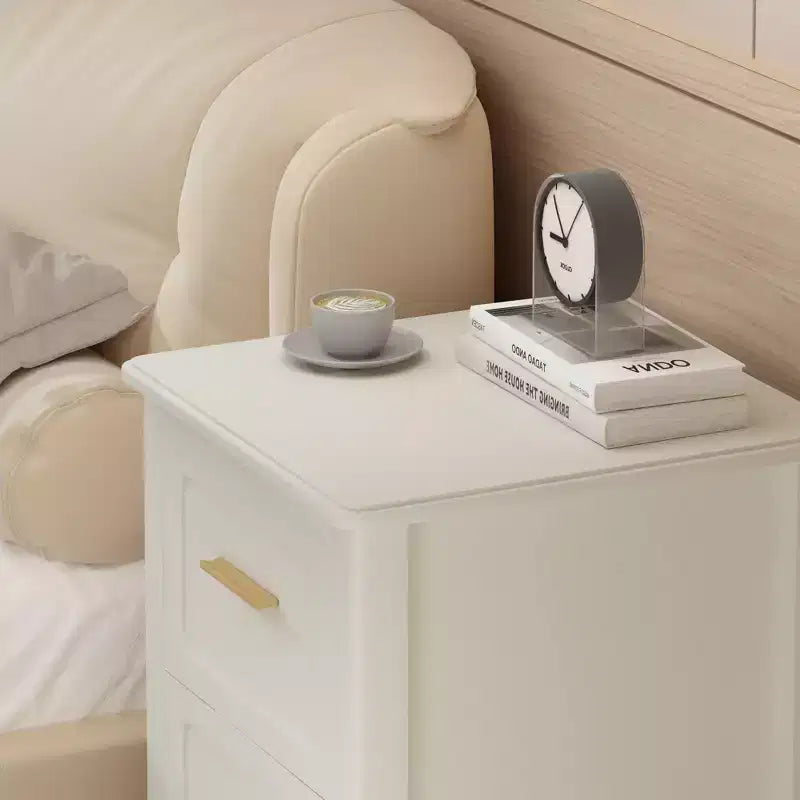 Comodino Moderno con 2 Cassetti, Tavolino da Notte Bianco Crema con Maniglie Dorate, Tavolino d'Appoggio Compatto in Legno per Piccoli Spazi