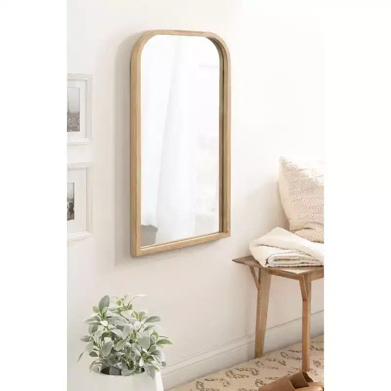 Specchio ad arco con cornice in legno Kate and Laurel Winn