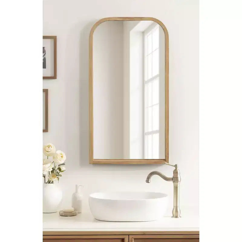 Specchio ad arco con cornice in legno Kate and Laurel Winn