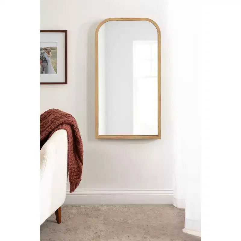 Specchio ad arco con cornice in legno Kate and Laurel Winn