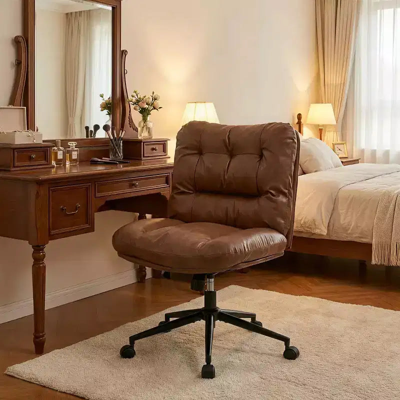 Sedia da ufficio vintage senza braccioli con schienale trapuntato, sedia da scrivania regolabile in altezza con rotelle e base in metallo nero, marrone