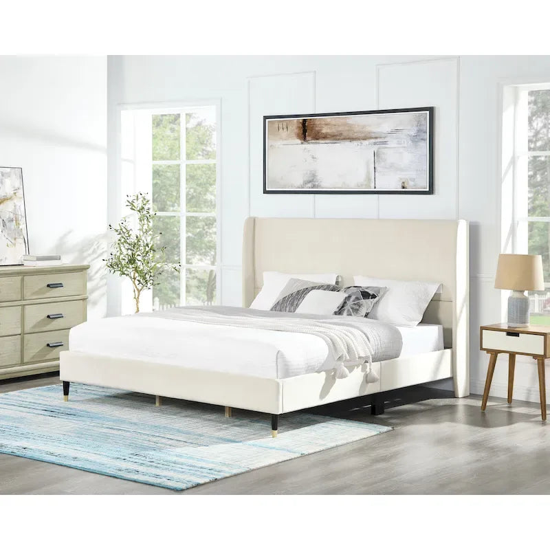 Letto matrimoniale king size beige con testiera in velluto e testata ad ali di pipistrello