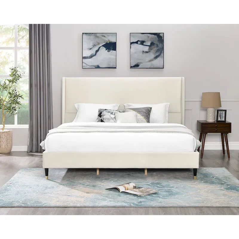Letto matrimoniale king size beige con testiera in velluto e testata ad ali di pipistrello