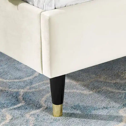 Letto matrimoniale king size beige con testiera in velluto e testata ad ali di pipistrello