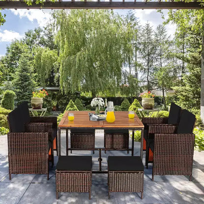 Costway Set da Pranzo 9 Pezzi in Rattan da Esterno con Sedie Imbottite Pouf Tavolo con Piano in Legno Bianco/Rosso/Nero