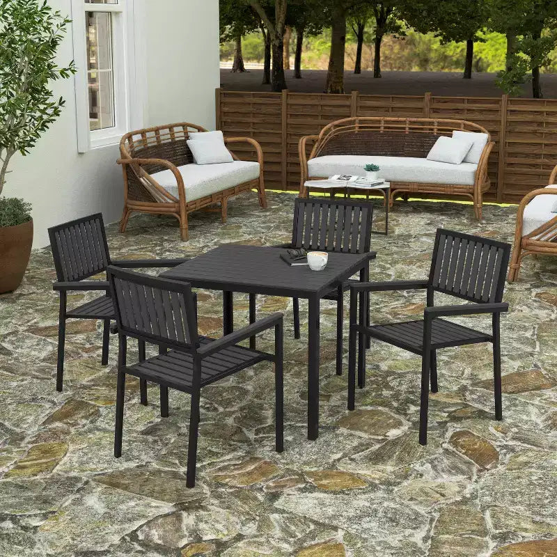 Set da pranzo Merrick Lane da 5 pezzi per interni/esterni con tavolo e quattro sedie con doghe in poliresina nera