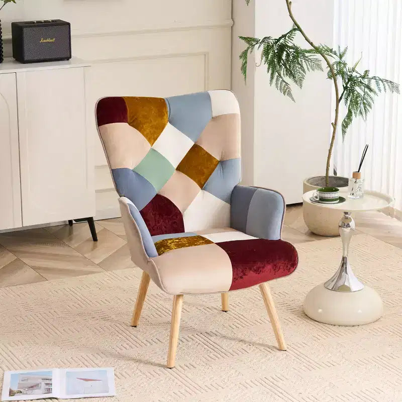 Poltrona Wingback FERPIT Patchwork con Rivestimento in Tessuto e Gambe in Legno di Gomma