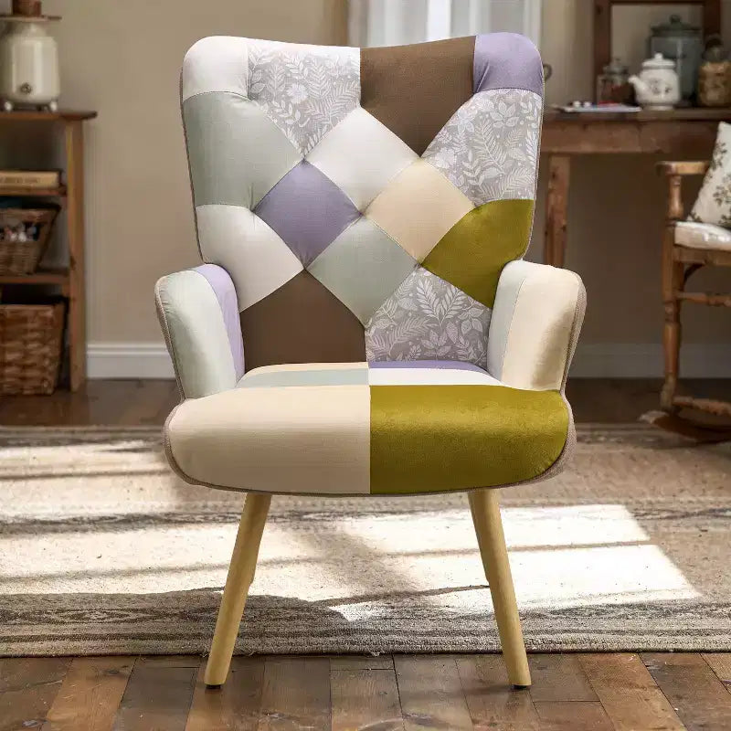 Poltrona Wingback FERPIT Patchwork con Rivestimento in Tessuto e Gambe in Legno di Gomma