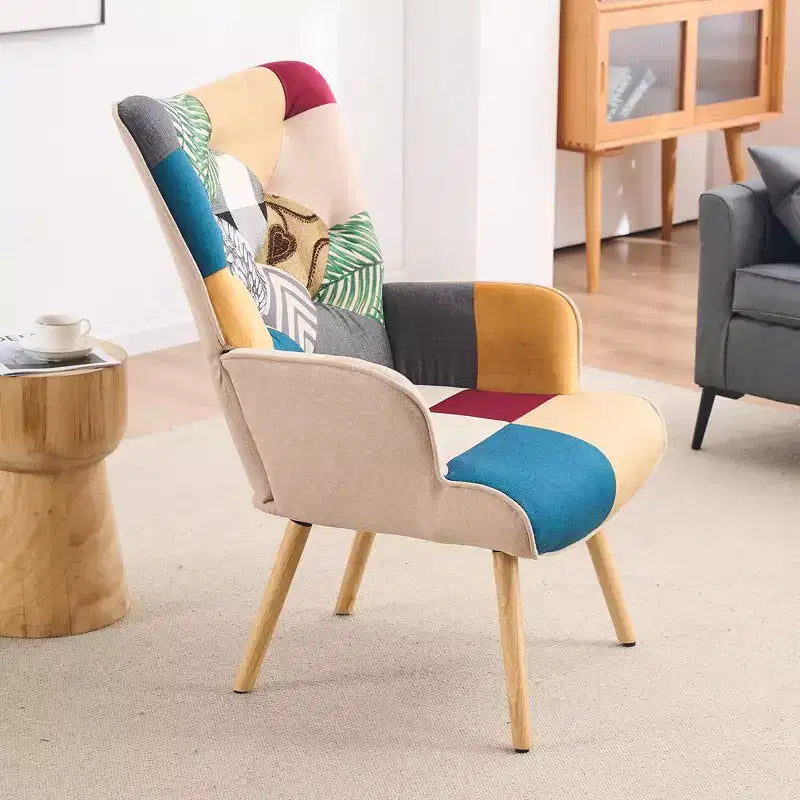 Poltrona Wingback FERPIT Patchwork con Rivestimento in Tessuto e Gambe in Legno di Gomma