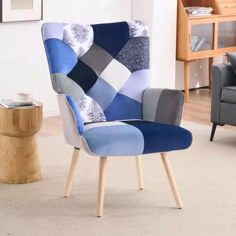 Poltrona Wingback FERPIT Patchwork con Rivestimento in Tessuto e Gambe in Legno di Gomma