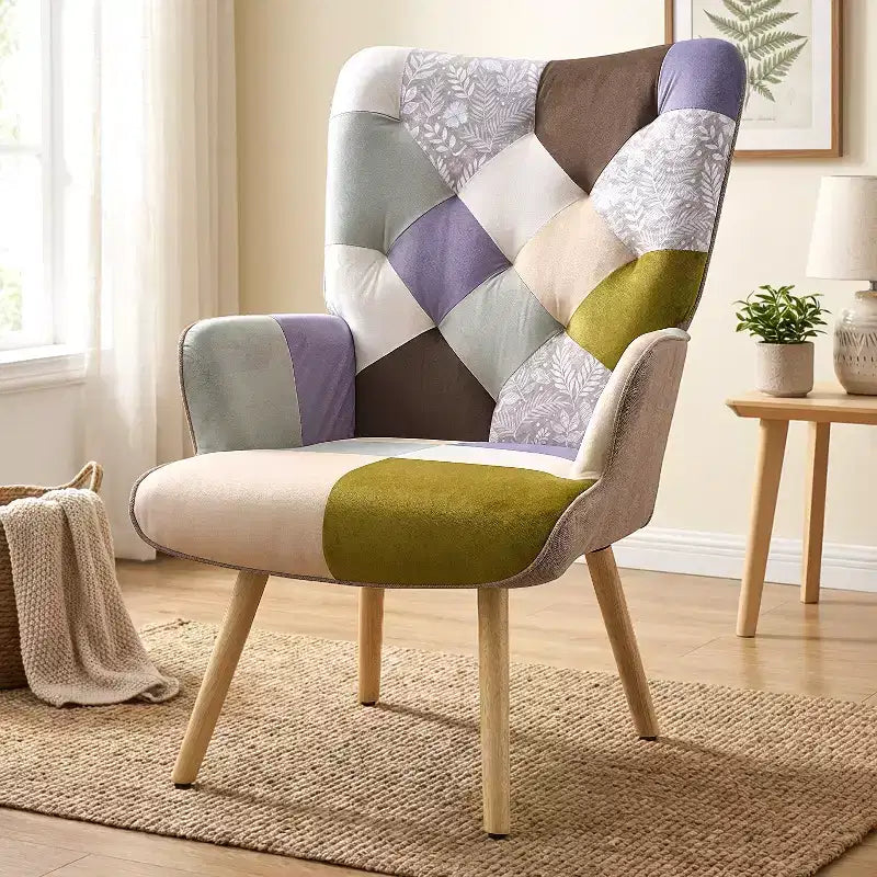 Poltrona Wingback FERPIT Patchwork con Rivestimento in Tessuto e Gambe in Legno di Gomma