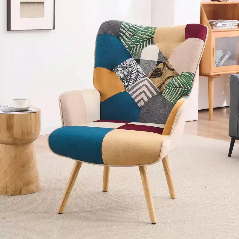 Poltrona Wingback FERPIT Patchwork con Rivestimento in Tessuto e Gambe in Legno di Gomma