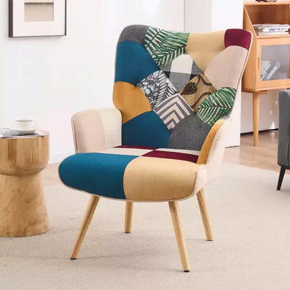 Poltrona Wingback FERPIT Patchwork con Rivestimento in Tessuto e Gambe in Legno di Gomma