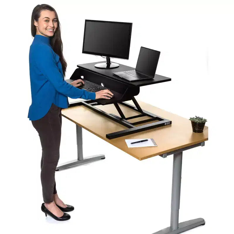 Stand Up Desk Store AirRise Pro Convertitore per Scrivania a Due Livelli con Supporto Monitor e Vassoio Tastiera Integrato (Bianco, 81 cm di Larghezza)