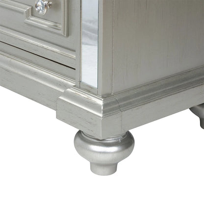 Cassettiera a 5 cassetti Eaen Glam Champagne in legno massello di Furniture of America