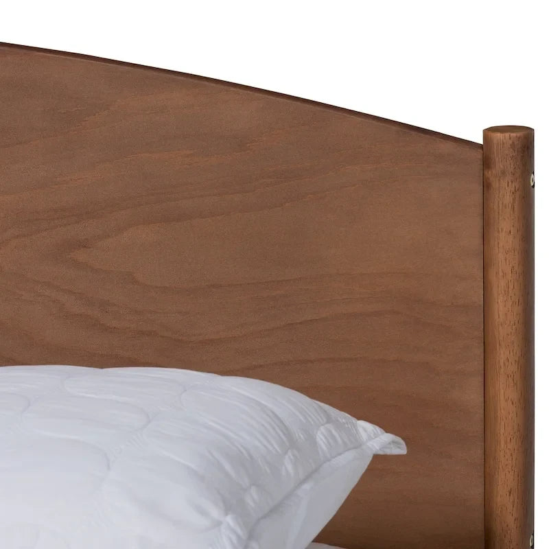 Letto a piattaforma Mid-century moderno in legno Carson Carrington Taftarod