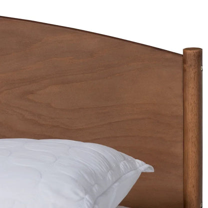 Letto a piattaforma Mid-century moderno in legno Carson Carrington Taftarod
