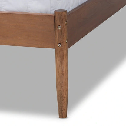 Letto a piattaforma Mid-century moderno in legno Carson Carrington Taftarod